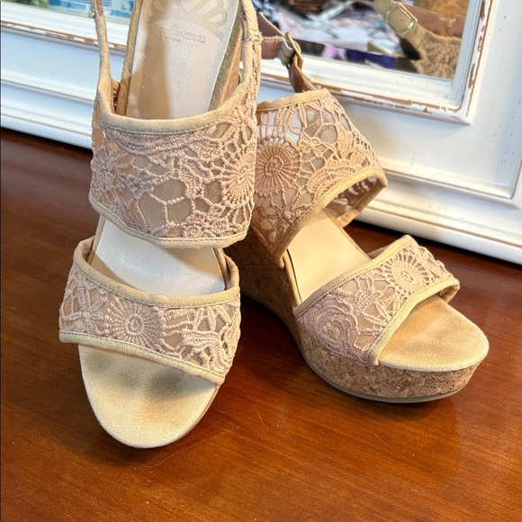 Fergalicious Lace Wedge Sandals - Beige/light pink Size 9.5 - Picture 1 of 9
